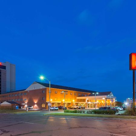 Ramada By Wyndham Topeka Downtown Hotel & Convention Center Exterior foto