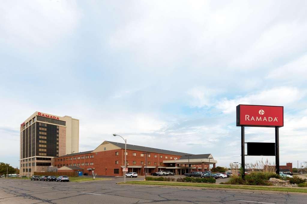 Ramada By Wyndham Topeka Downtown Hotel & Convention Center Exterior foto