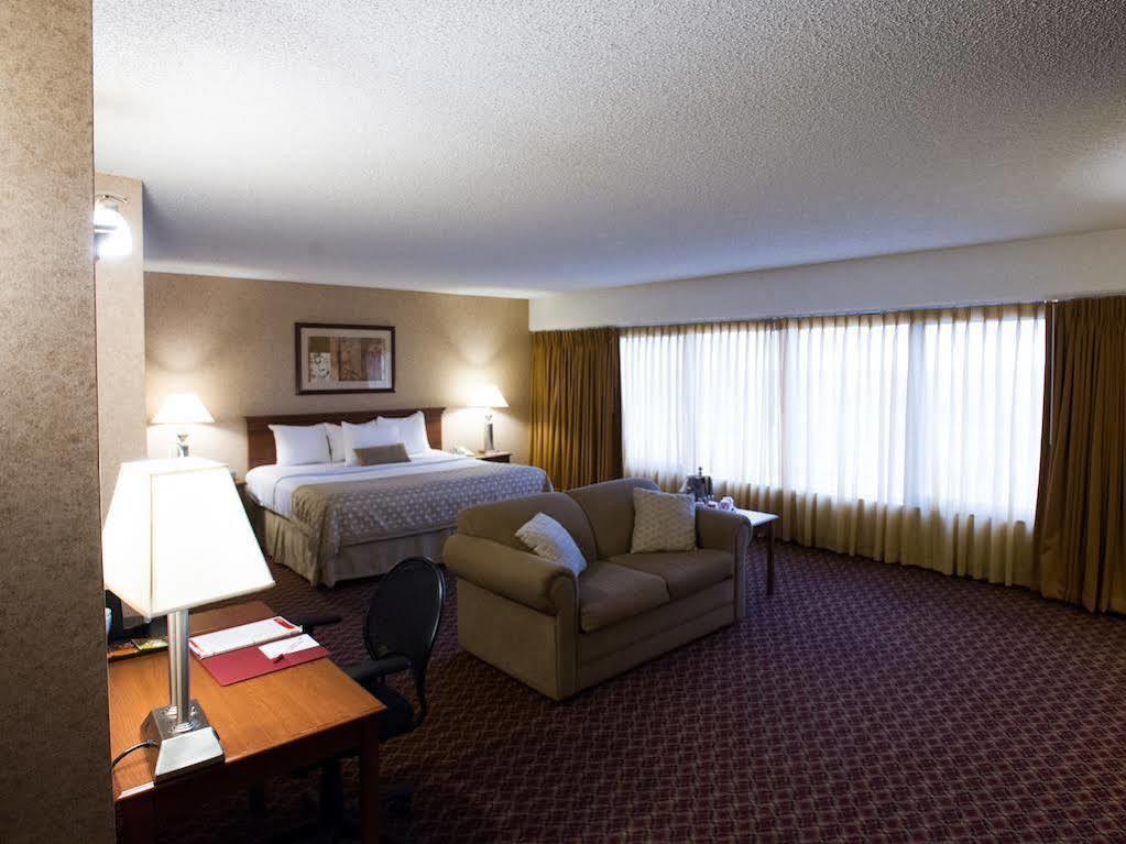 Ramada By Wyndham Topeka Downtown Hotel & Convention Center Exterior foto